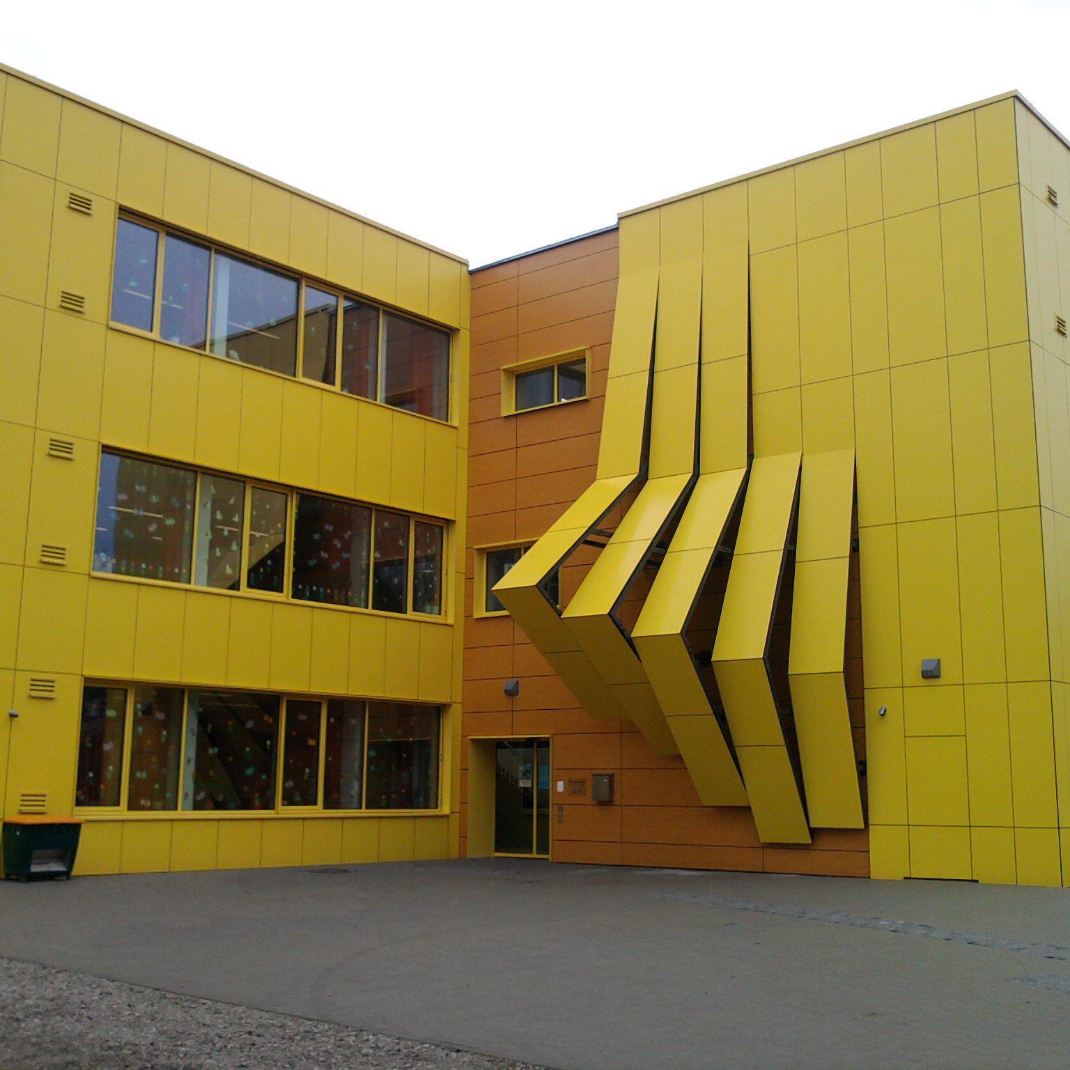 Schule Taufkirchen Hochdruck-Schichtpressstoffplatten (HPL)