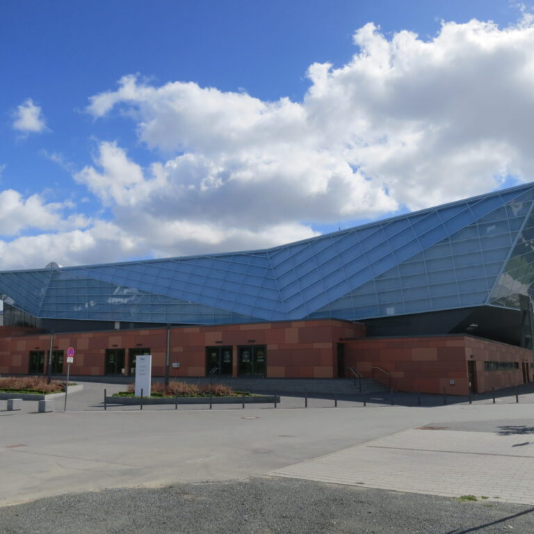 Faserzement Fassade Feiheitshalle Hof