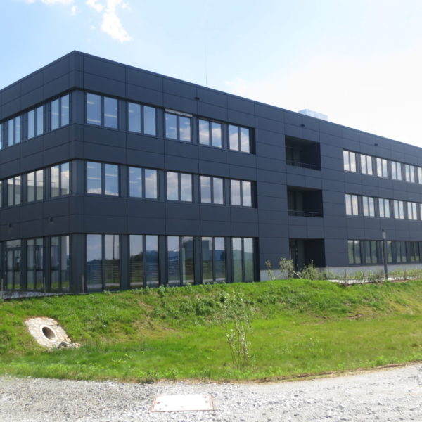 Liebherr Deggendorf Liebherr Deggendorf Alucobond Fassade Urban Anthrazit 362