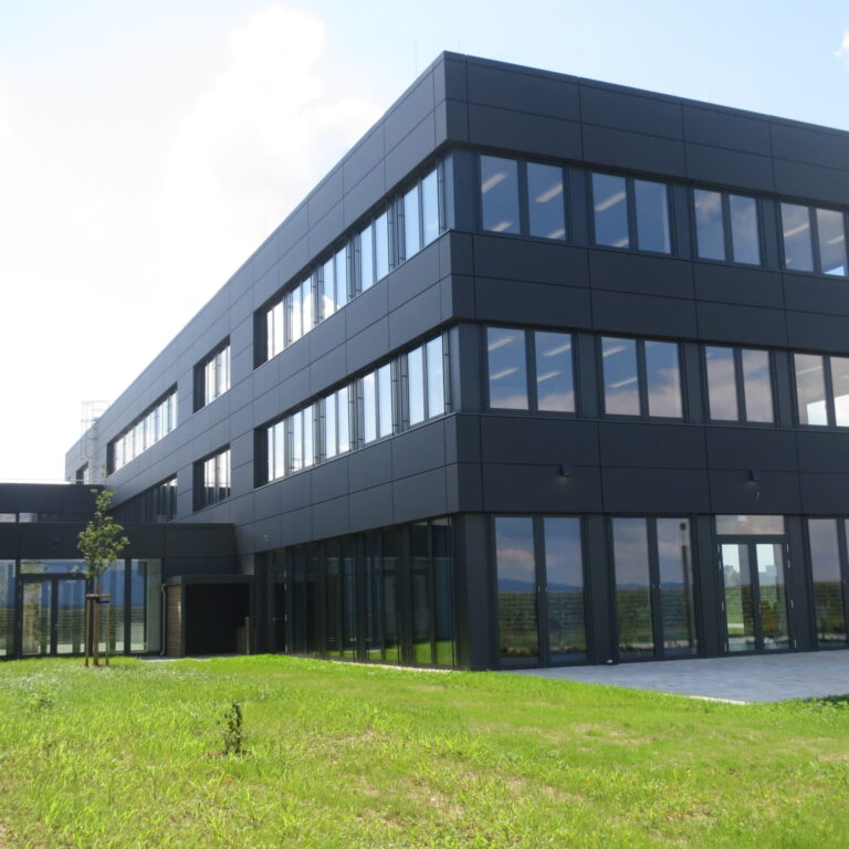Liebherr Deggendorf Alucobond Fassade Urban Anthrazit 362