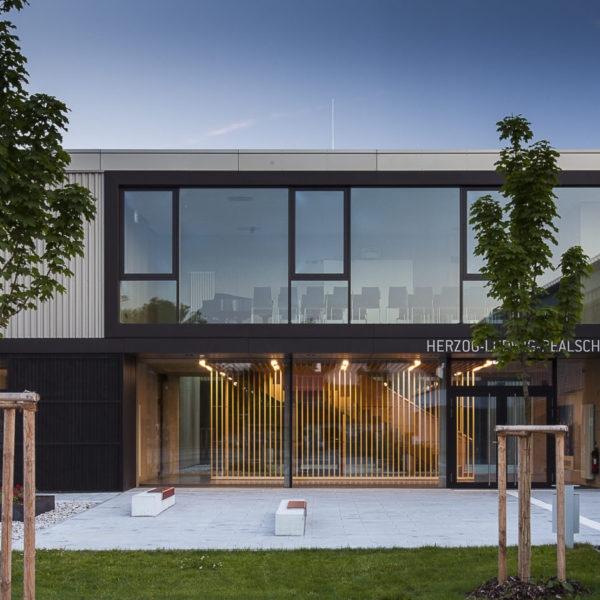 Herzog-Ludwig-Realschule Altötting – Trapezblech vorgehängte hinterlüftete Fassade (VHF) FORMAT ELF ARCHITEKTEN - Herzog-Ludwig-Realschule Altötting - Foto Cordula de Bloeme - Trapezblech Fassade