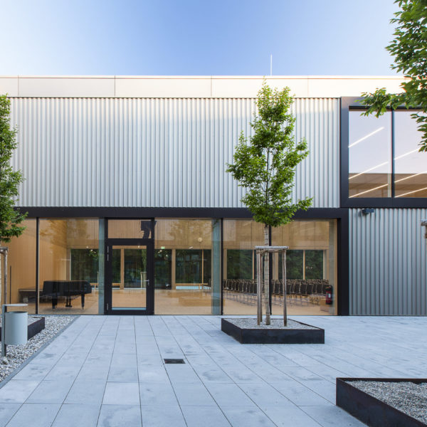 Herzog-Ludwig-Realschule Altötting – Trapezblech vorgehängte hinterlüftete Fassade (VHF) FORMAT ELF ARCHITEKTEN - Herzog-Ludwig-Realschule Altötting - Foto Cordula de Bloeme - Trapezblech Fassade