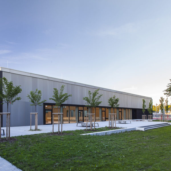 Herzog-Ludwig-Realschule Altötting – Trapezblech vorgehängte hinterlüftete Fassade (VHF) FORMAT ELF ARCHITEKTEN - Herzog-Ludwig-Realschule Altötting - Foto Cordula de Bloeme - Trapezblech Fassade