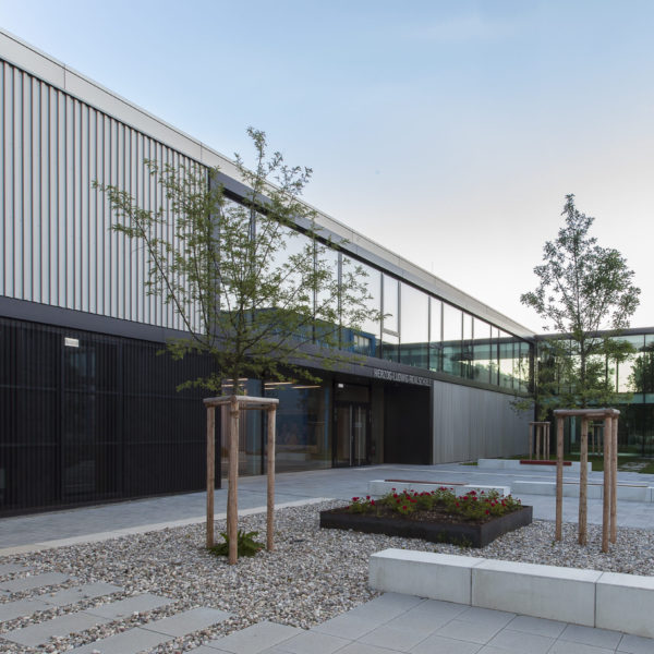 Herzog-Ludwig-Realschule Altötting – Trapezblech vorgehängte hinterlüftete Fassade (VHF) FORMAT ELF ARCHITEKTEN - Herzog-Ludwig-Realschule Altötting - Foto Cordula de Bloeme - Trapezblech Fassade