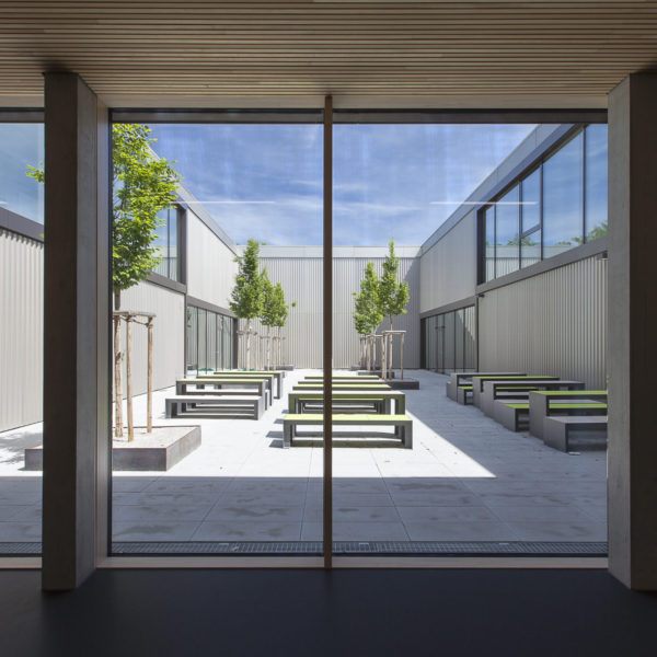 Herzog-Ludwig-Realschule Altötting – Trapezblech vorgehängte hinterlüftete Fassade (VHF) FORMAT ELF ARCHITEKTEN - Herzog-Ludwig-Realschule Altötting - Foto Cordula de Bloeme - Trapezblech Fassade