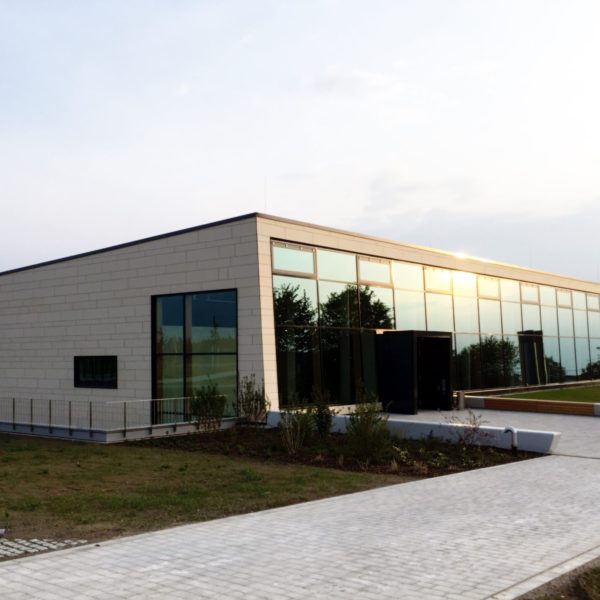 Sporthalle Oberding Hinterlüftete Keramik Fassade Agrob Buchtal KeraTwin