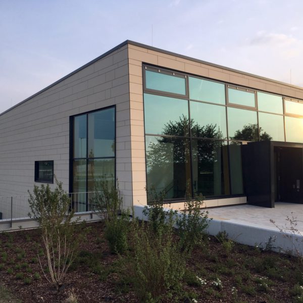 Sporthalle Oberding Hinterlüftete Keramik Fassade Agrob Buchtal KeraTwin