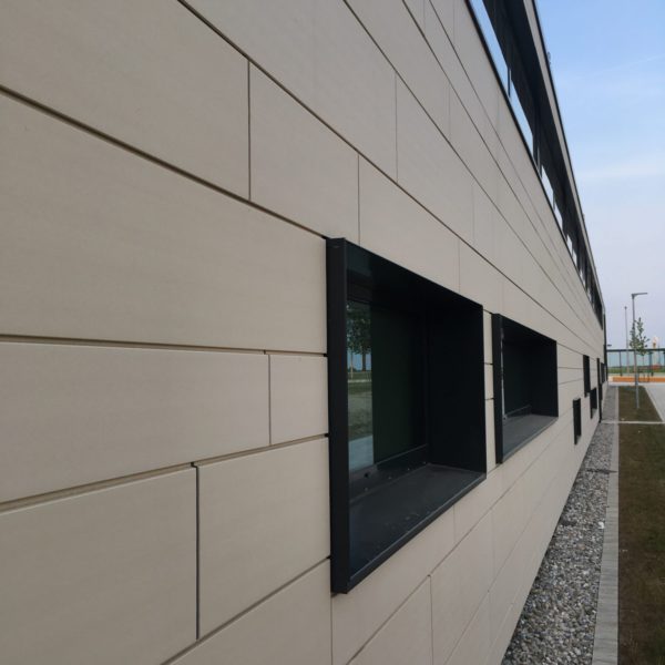 Sporthalle Oberding Hinterlüftete Keramik Fassade Agrob Buchtal KeraTwin