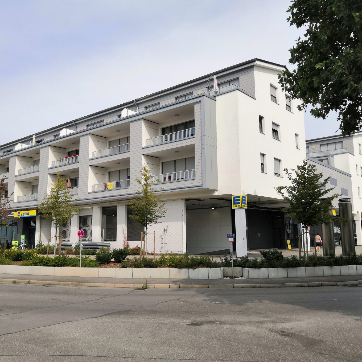 Wohn- und Geschäftsgebäude Maisach Faserzement Fassade Eternit Cedral u. Textura