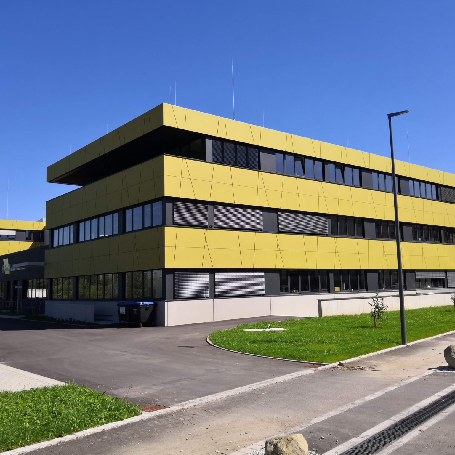 Gewerbegebäude Moosner hinterlüftete Faserzement Fassade Eternit Pictura trapezförmige Zuschnitte