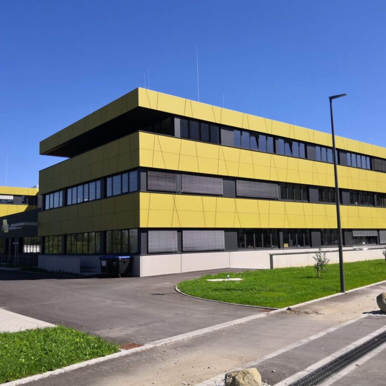 Gewerbegebäude Moosner hinterlüftete Faserzement Fassade Eternit Pictura trapezförmige Zuschnitte