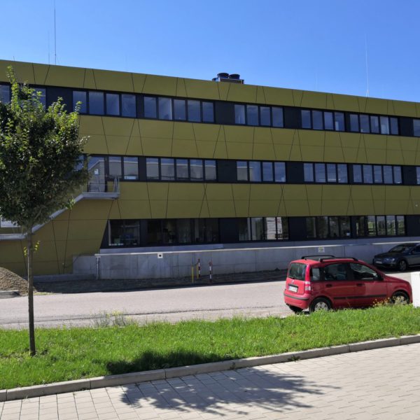 Gewerbegebäude Moosner hinterlüftete Faserzement Fassade Eternit Pictura trapezförmige Zuschnitte Gewerbegebäude Moosner hinterlüftete Faserzement Fassade Eternit Pictura trapezförmige Zuschnitte