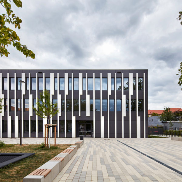 Ehrenfried-Walther-von-Tschirnhaus-Gymnasium Dresden, hinterlüftete Faserzement Fassade Eternit Natura Pro Ehrenfried-Walther-von-Tschirnhaus-Gymnasium Dresden, hinterlüftete Faserzement Fassade Eternit Natura Pro
