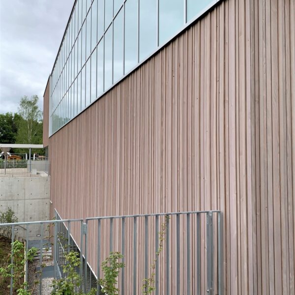 Vaterstetten Grund- & Mittelschule, hinterlüftete 3D-Holz Fassade (Weißtanne)