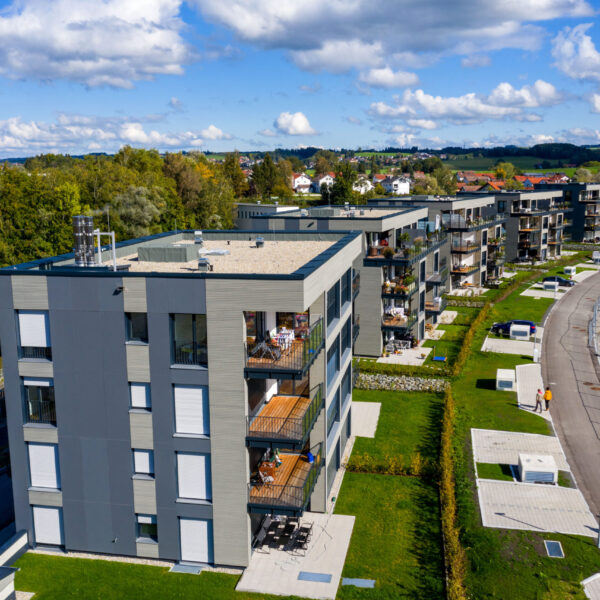 Geschosswohnungsbau am Illerbogen, hinterlüftete Faserzement (Eternit Textura) & Holz (Lärche) Fassade
