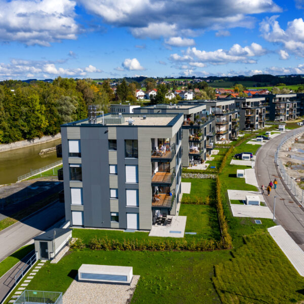 Geschosswohnungsbau am Illerbogen, hinterlüftete Faserzement (Eternit Textura) & Holz (Lärche) Fassade