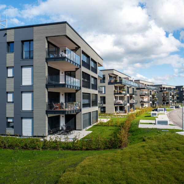 Geschosswohnungsbau am Illerbogen, hinterlüftete Faserzement (Eternit Textura) & Holz (Lärche) Fassade