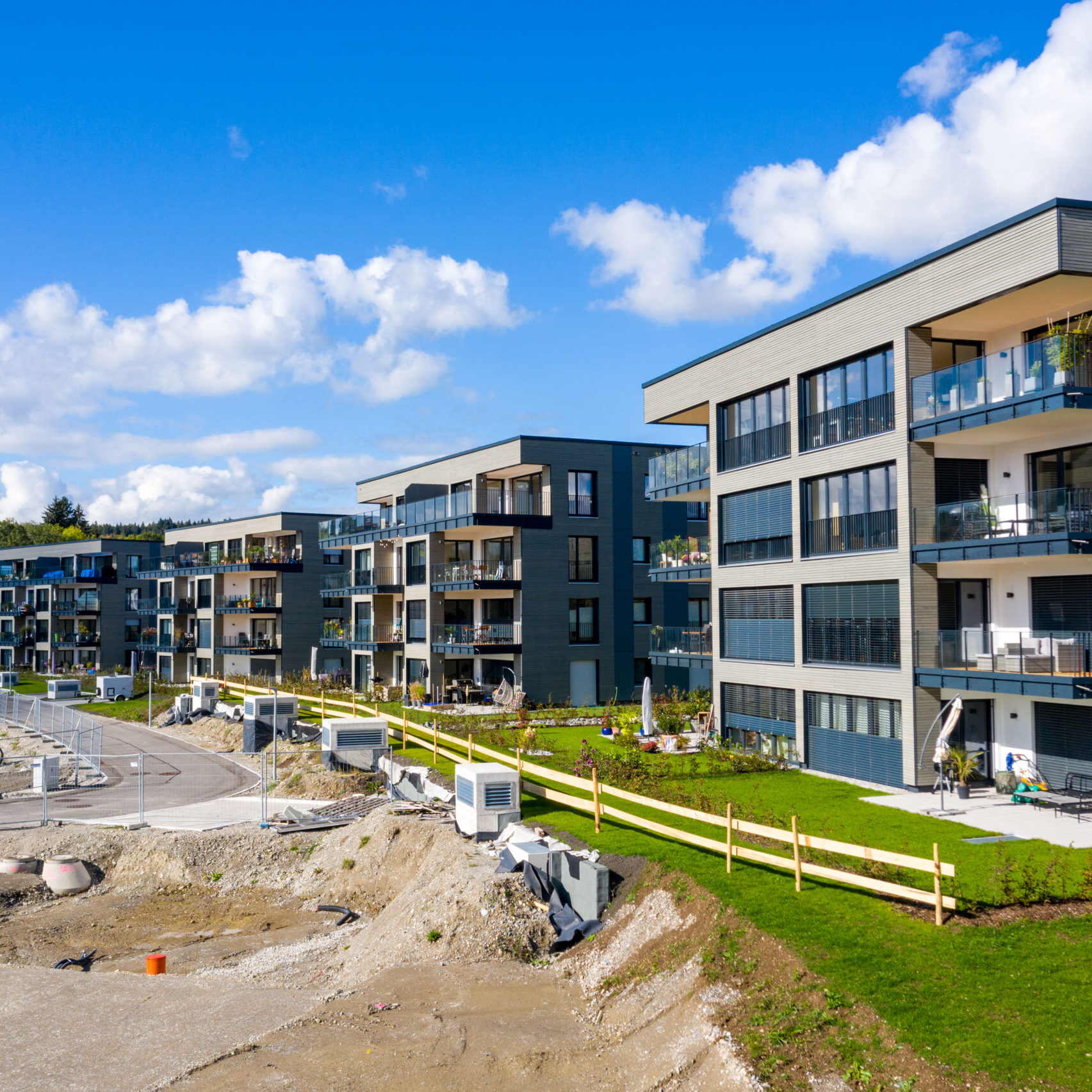 Geschosswohnungsbau am Illerbogen, hinterlüftete Faserzement (Eternit Textura) & Holz (Lärche) Fassade