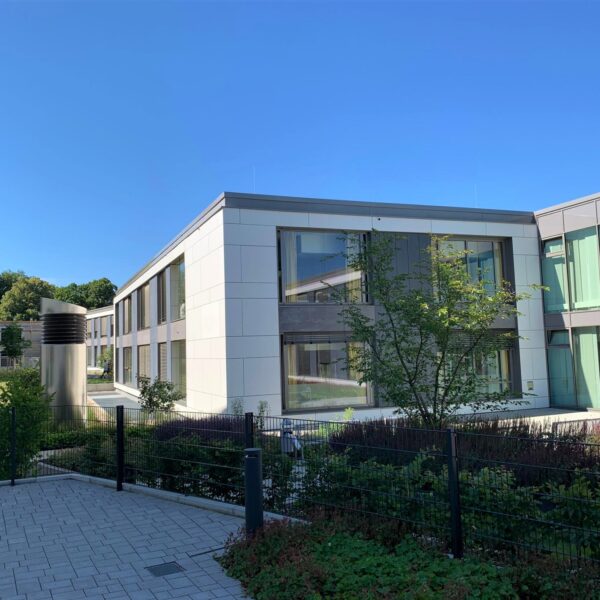 Bezirksklinikum Mainkofen, hinterlüftete Cembrit Faserzement Fassade