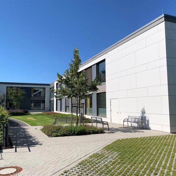 Bezirksklinikum Mainkofen, hinterlüftete Cembrit Faserzement Fassade