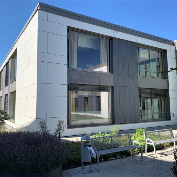 Bezirksklinikum Mainkofen, hinterlüftete Cembrit Faserzement Fassade