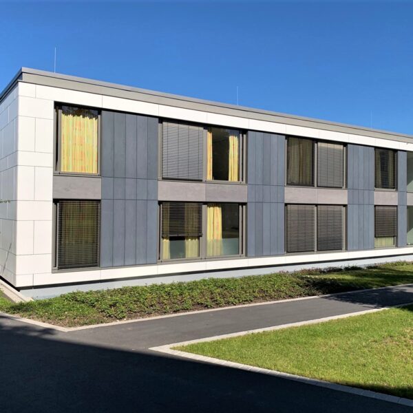 Bezirksklinikum Mainkofen, hinterlüftete Cembrit Faserzement Fassade