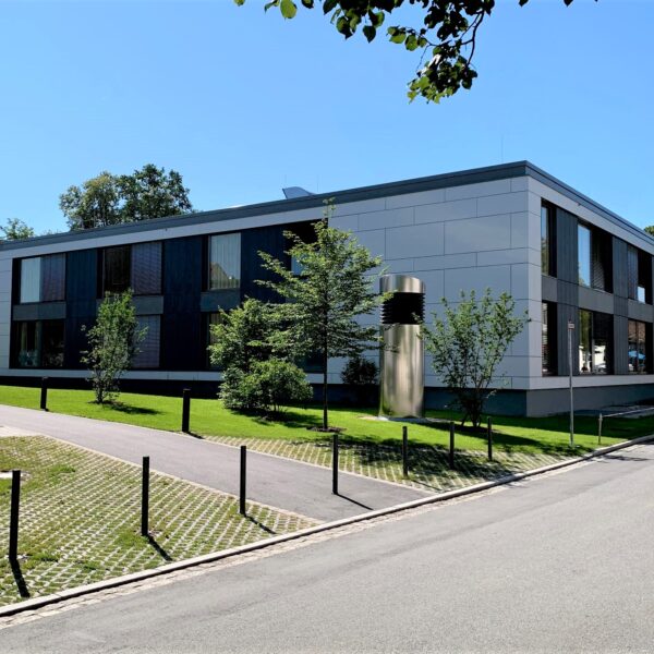 Bezirksklinikum Mainkofen, hinterlüftete Cembrit Faserzement Fassade