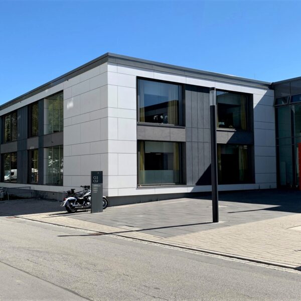 Bezirksklinikum Mainkofen, hinterlüftete Cembrit Faserzement Fassade