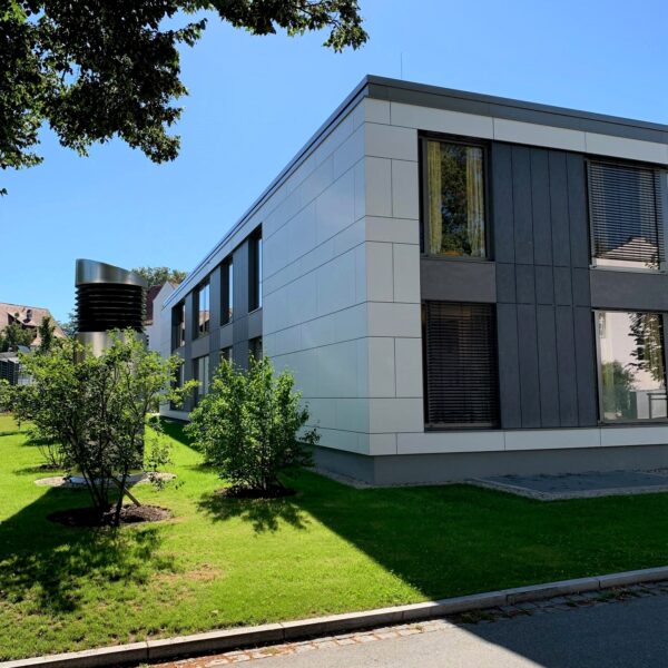 Bezirksklinikum Mainkofen, hinterlüftete Cembrit Faserzement Fassade