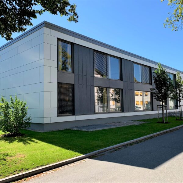 Bezirksklinikum Mainkofen, hinterlüftete Cembrit Faserzement Fassade