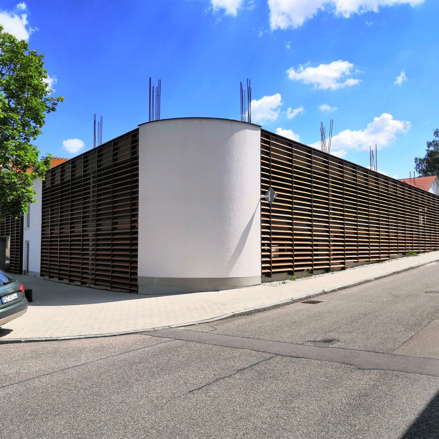 Parkdeck Velden, hinterlüftete Möding Ziegel Lamellen Fassade