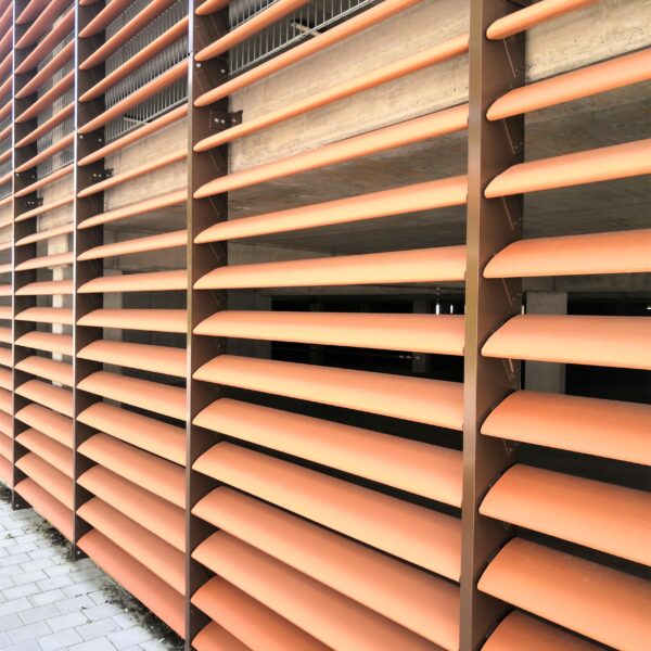 Parkdeck Velden, hinterlüftete Möding Ziegel Lamellen Fassade