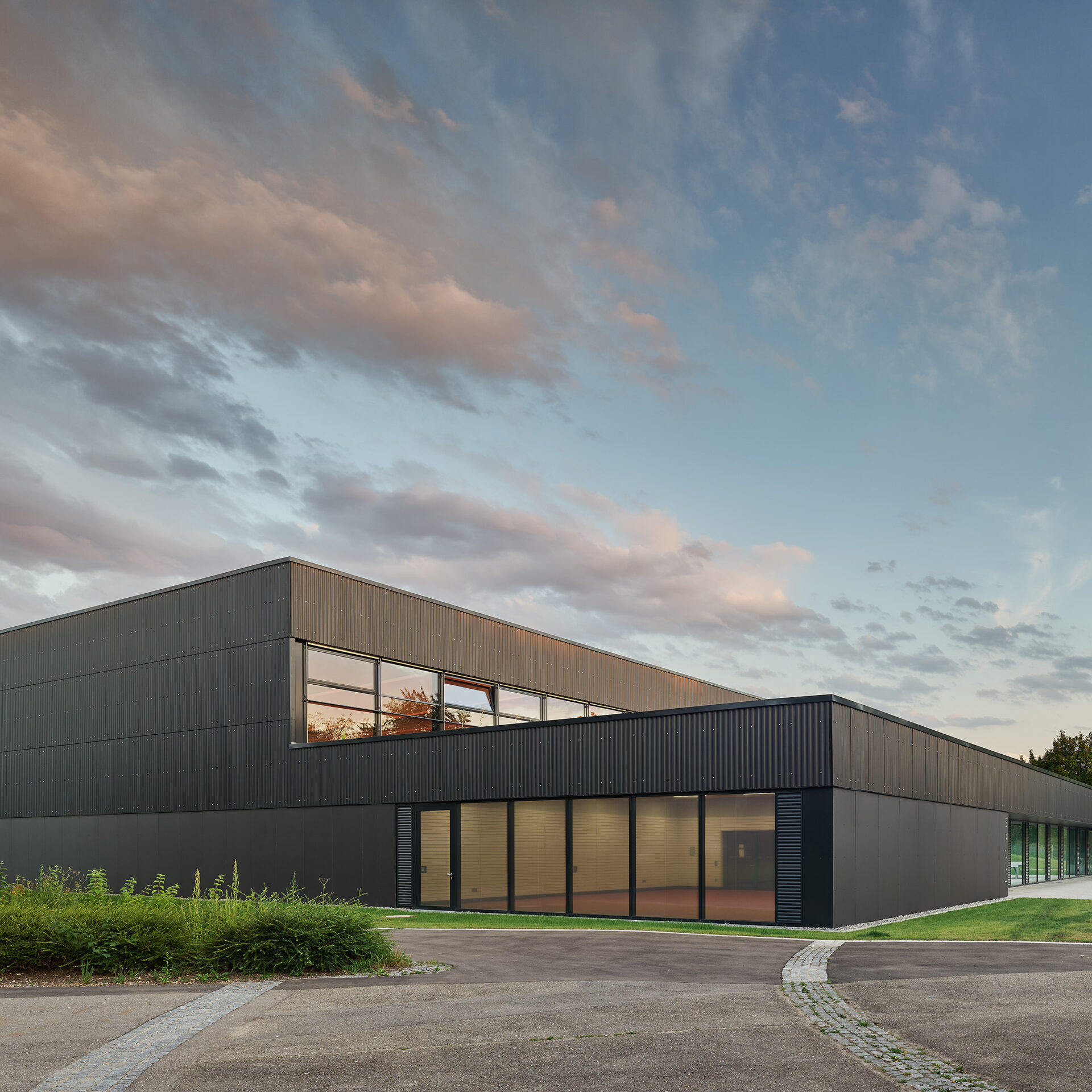 Dreifeld-Sporthalle Esslingen-Zell, hinterlüftete Faserzement Fassade - Eternit Natura Pro