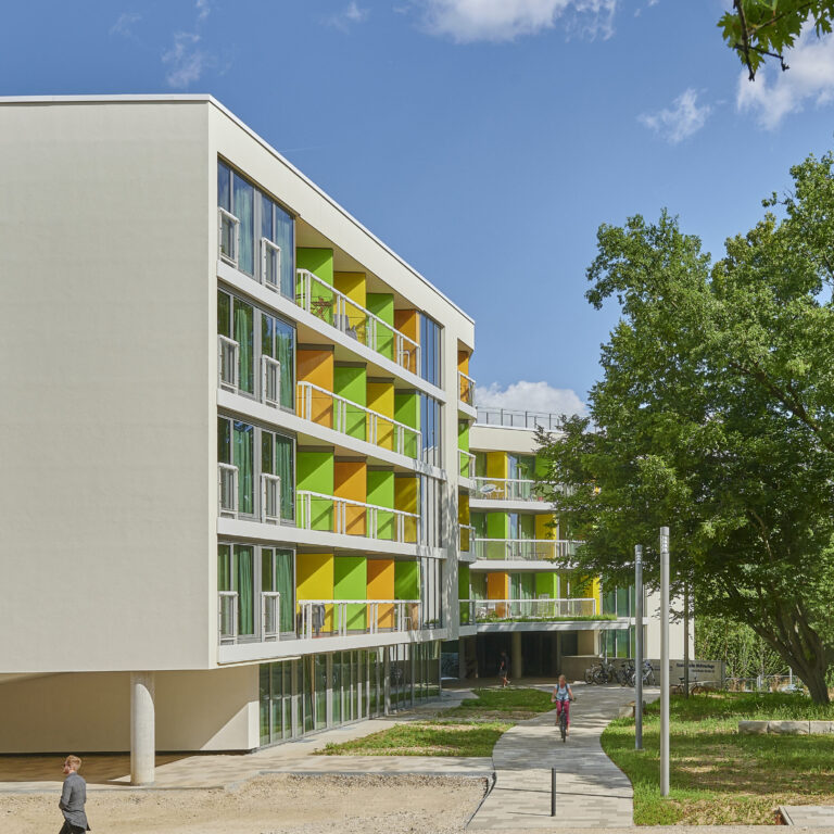 Studentenwohnanlage Regensburg, hinterlüftete Putz & Glas Fassade - Knauf Aquapaneel & Lithodecor