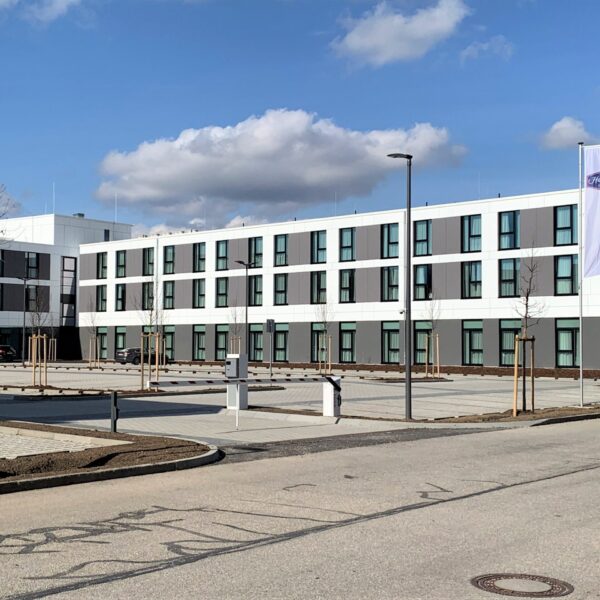 Hotel Hampton by Hilton München, hinterlüftete Faserzement Fassade - Eternit Pictura