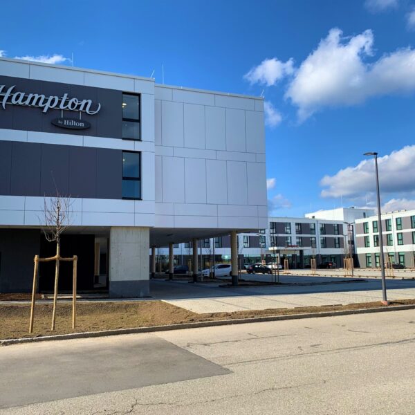 Hotel Hampton by Hilton München, hinterlüftete Faserzement Fassade - Eternit Pictura