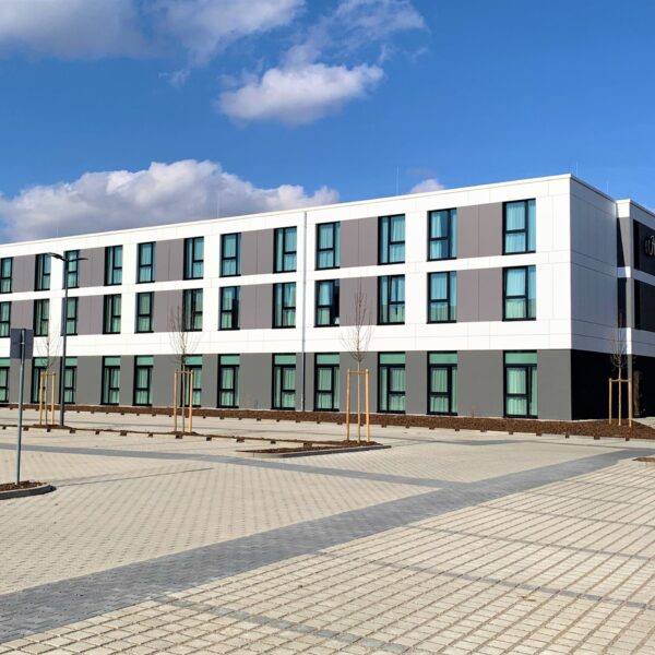 Hotel Hampton by Hilton München, hinterlüftete Faserzement Fassade - Eternit Pictura