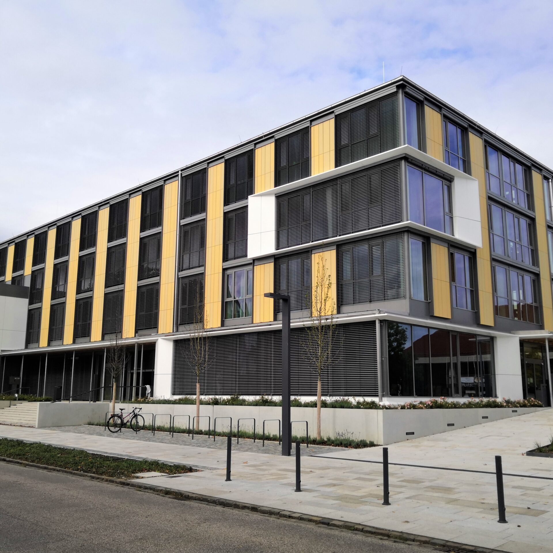 Rathaus Eching, hinterlüftete Ziegel Fassade - Möding Ziegel