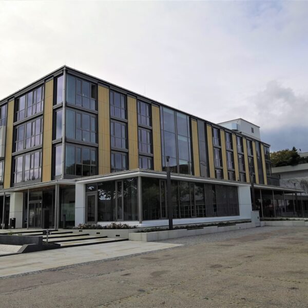 Rathaus Eching, hinterlüftete Ziegel Fassade - Möding Ziegel