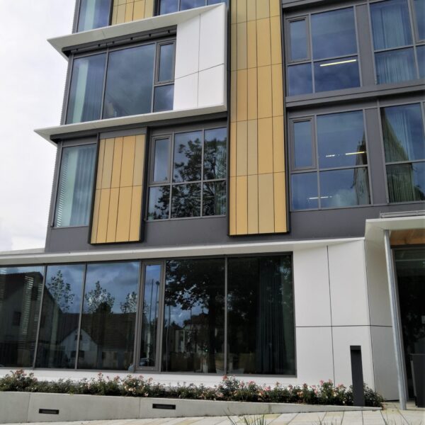 Rathaus Eching, hinterlüftete Ziegel Fassade - Möding Ziegel