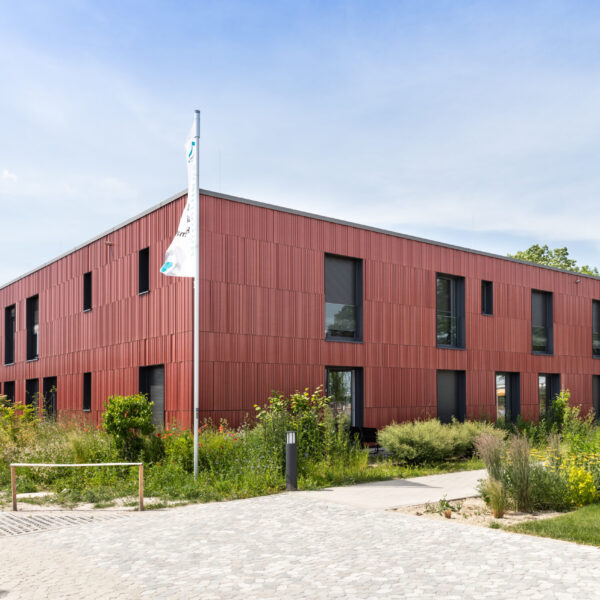 Hollerhof Münchsmünster, hinterlüftete Keramik Fassade - NBK Terrart Large Keramik