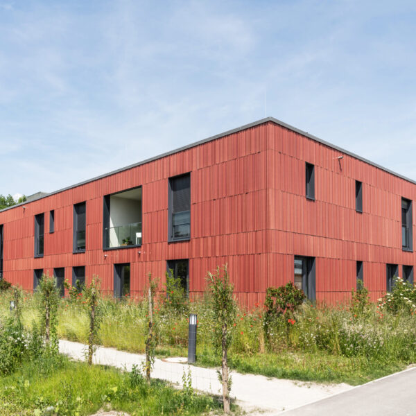 Hollerhof Münchsmünster, hinterlüftete Keramik Fassade - NBK Terrart Large Keramik