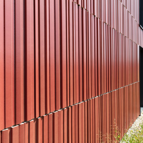 Hollerhof Münchsmünster, hinterlüftete Keramik Fassade - NBK Terrart Large Keramik