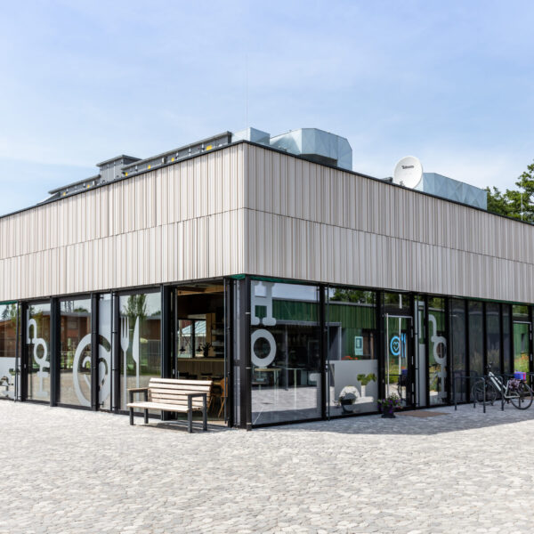 Hollerhof Münchsmünster, hinterlüftete Keramik Fassade - NBK Terrart Large Keramik