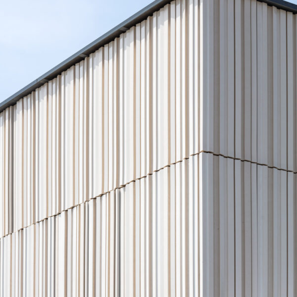 Hollerhof Münchsmünster, hinterlüftete Keramik Fassade - NBK Terrart Large Keramik