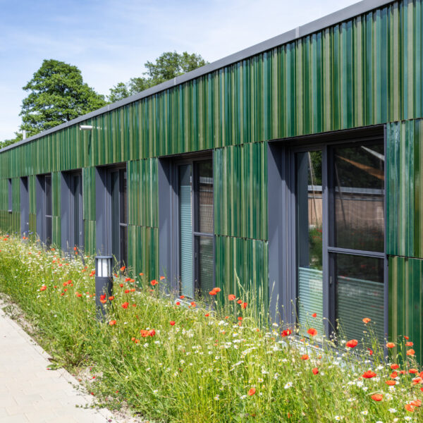 Hollerhof Münchsmünster, hinterlüftete Keramik Fassade - NBK Terrart Large Keramik