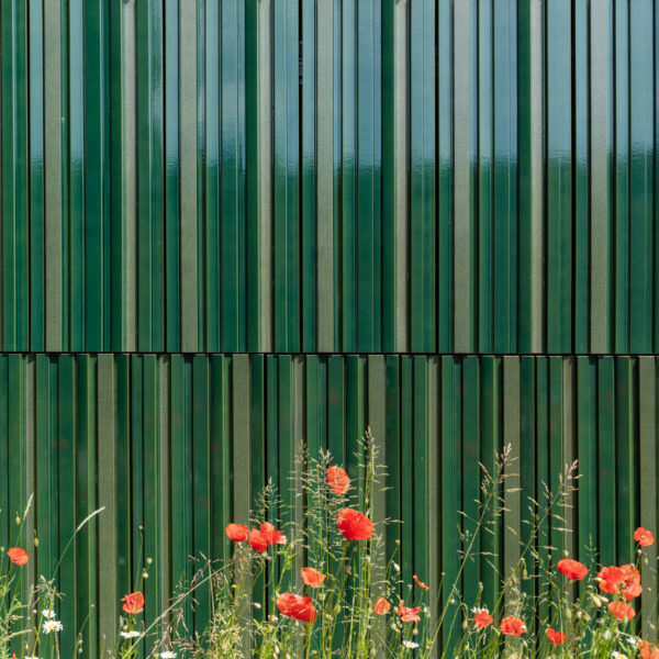 Hollerhof Münchsmünster, hinterlüftete Keramik Fassade - NBK Terrart Large Keramik