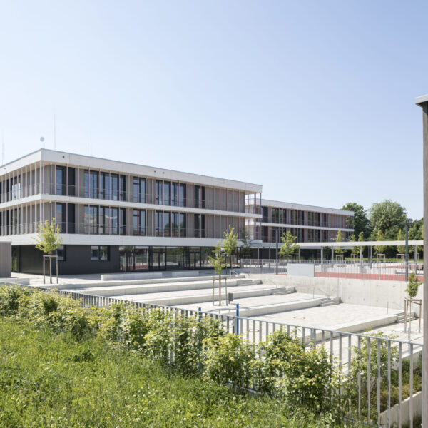 Vaterstetten Grund- & Mittelschule, hinterlüftete 3D-Holz Fassade (Weißtanne) Foto: Stefan Meyer