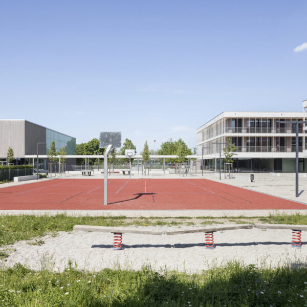 Vaterstetten Grund- & Mittelschule, hinterlüftete 3D-Holz Fassade (Weißtanne) Foto: Stefan Meyer