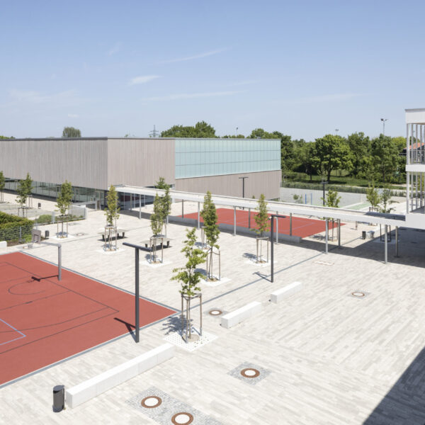 Vaterstetten Grund- & Mittelschule, hinterlüftete 3D-Holz Fassade (Weißtanne) Foto: Stefan Meyer